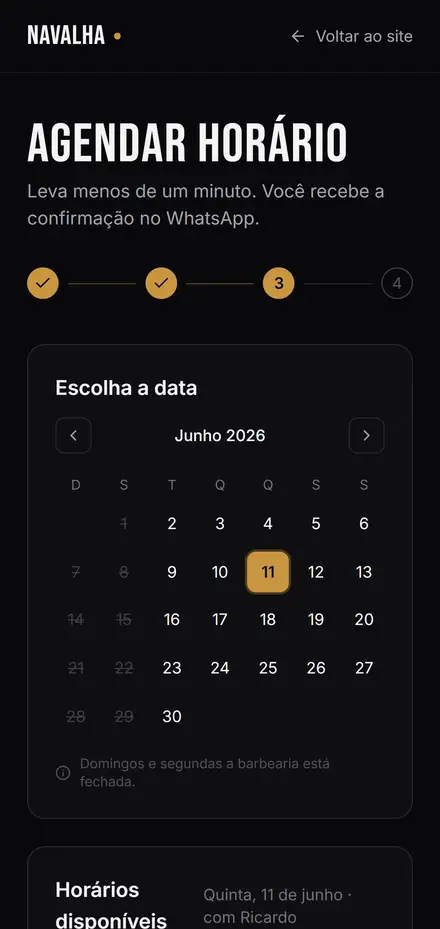 Versão mobile do agendamento do cliente, com os quatro passos no topo, calendário mensal, grade de horários de manhã e tarde e um resumo do agendamento com valor e botão de confirmar, empilhados para tela de celular.