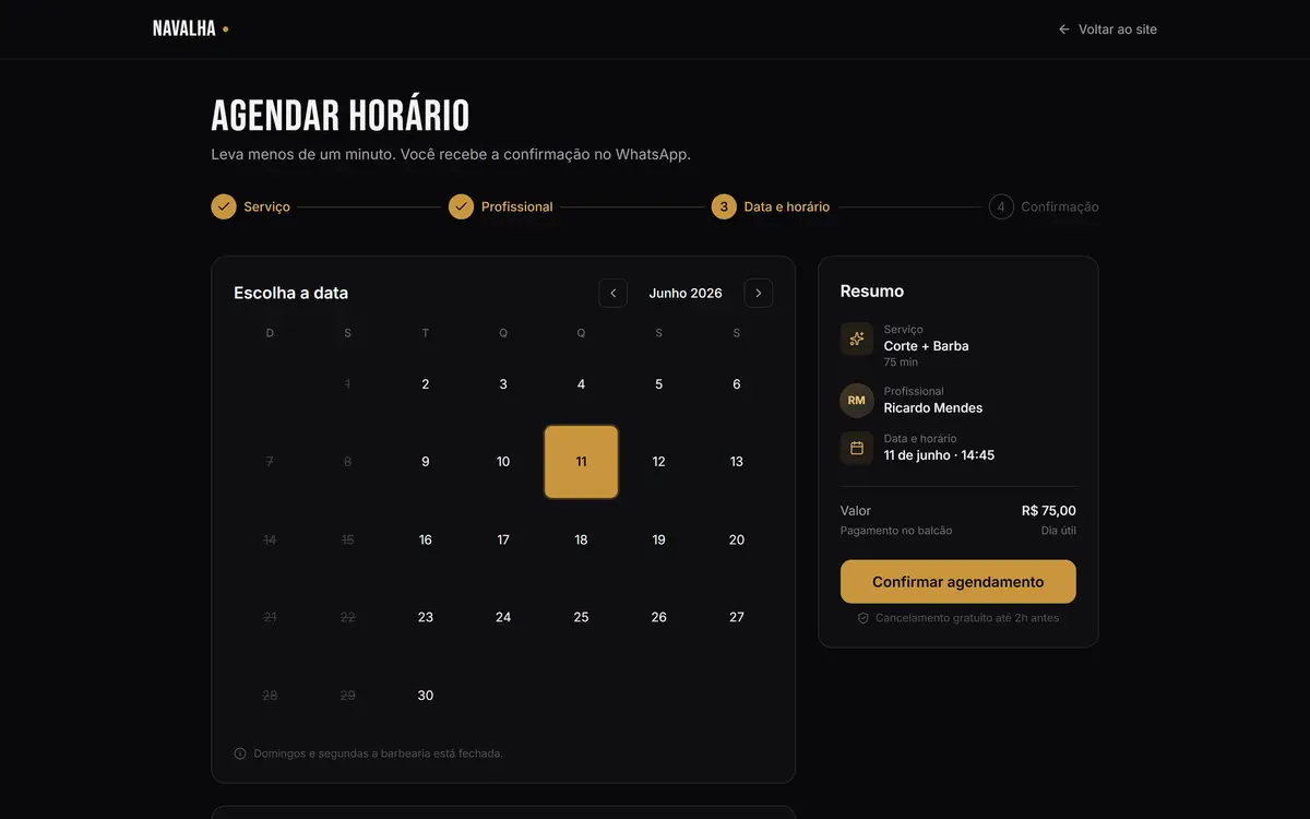 Tela de agendamento do cliente com indicador de progresso em quatro passos, calendário mensal com um dia selecionado, painel lateral de resumo do agendamento com serviço, profissional, data, horário e valor, e uma grade de horários dividida entre manhã e tarde.