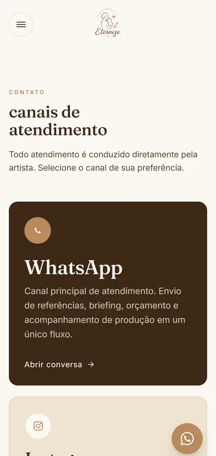 Página de contato em layout mobile com o título "canais de atendimento" e cartões empilhados de WhatsApp, Instagram e e-mail, cada um com ícone e descrição. Abaixo, o horário de atendimento e o rodapé escuro com navegação e canais de contato.
