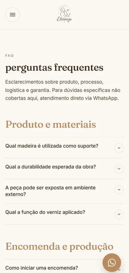Página de perguntas frequentes em layout mobile, com perguntas em acordeão organizadas por categorias como produto e materiais, encomenda e produção, pagamento e logística, e garantia e ajustes. Inclui o bloco "Dúvida não respondida?" com botão de contato e o rodapé escuro.