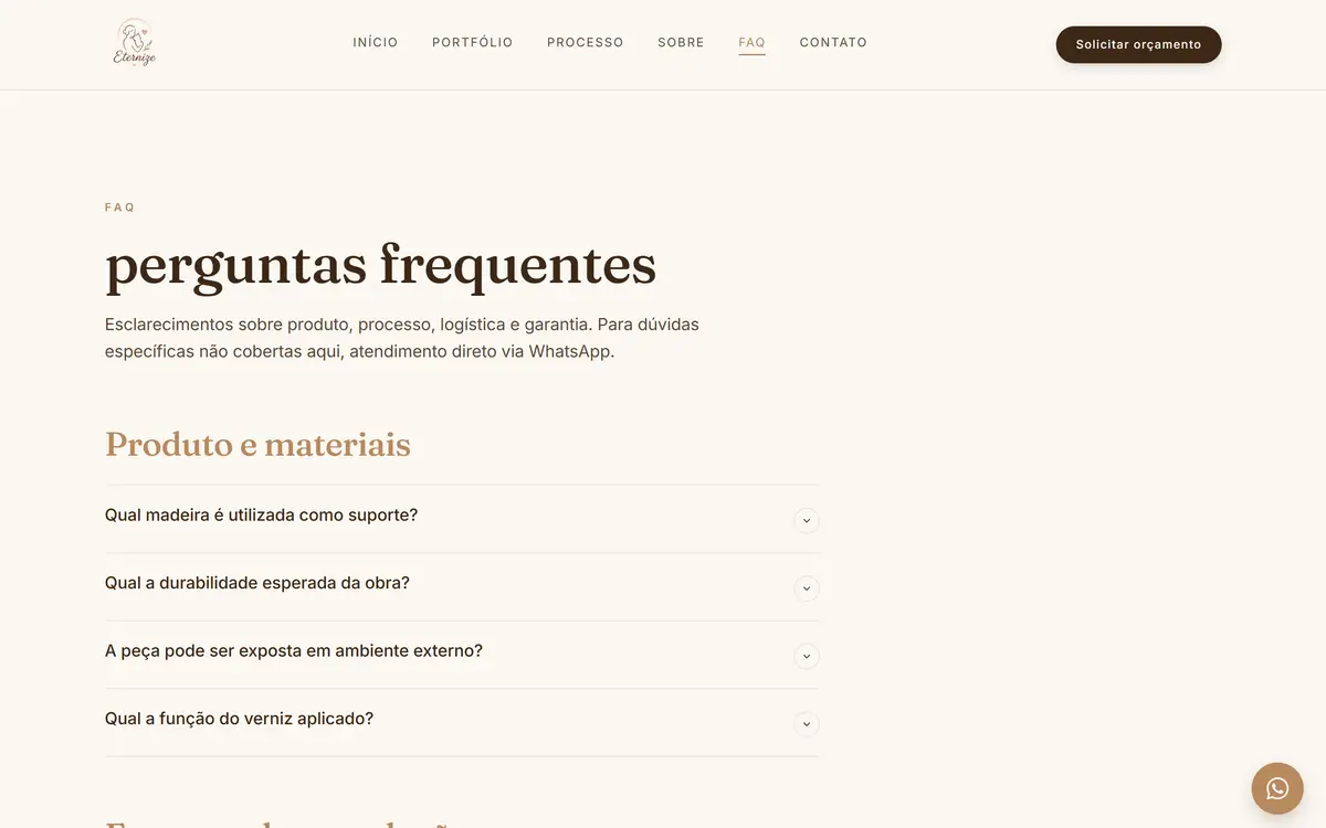 Página de perguntas frequentes com um texto de introdução e listas de questões em acordeão agrupadas por categorias como produto e materiais, encomenda e produção, pagamento e logística, e garantia e ajustes. No fim, um bloco "Dúvida não respondida?" com botão para falar com a artista.