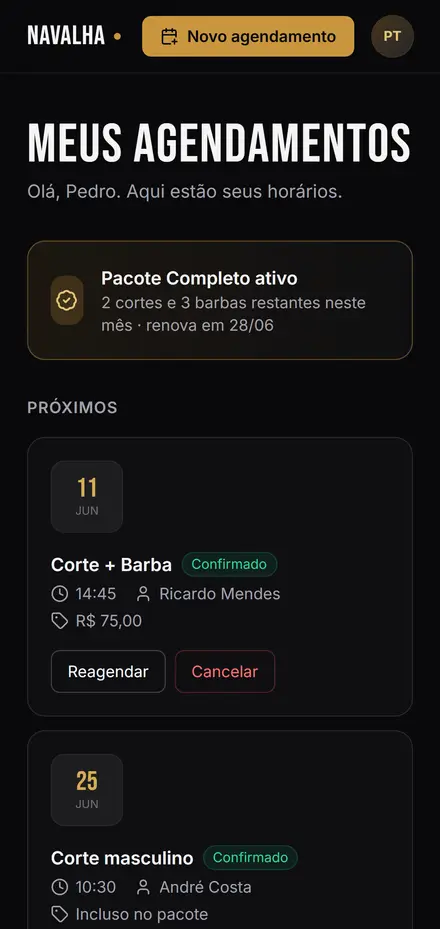 Versão mobile dos agendamentos do cliente em tema escuro, com faixa de pacote ativo e cartões empilhados em Próximos e Histórico, cada um com data, horário, serviço, profissional, valor e status, e botões de reagendar, cancelar ou repetir.